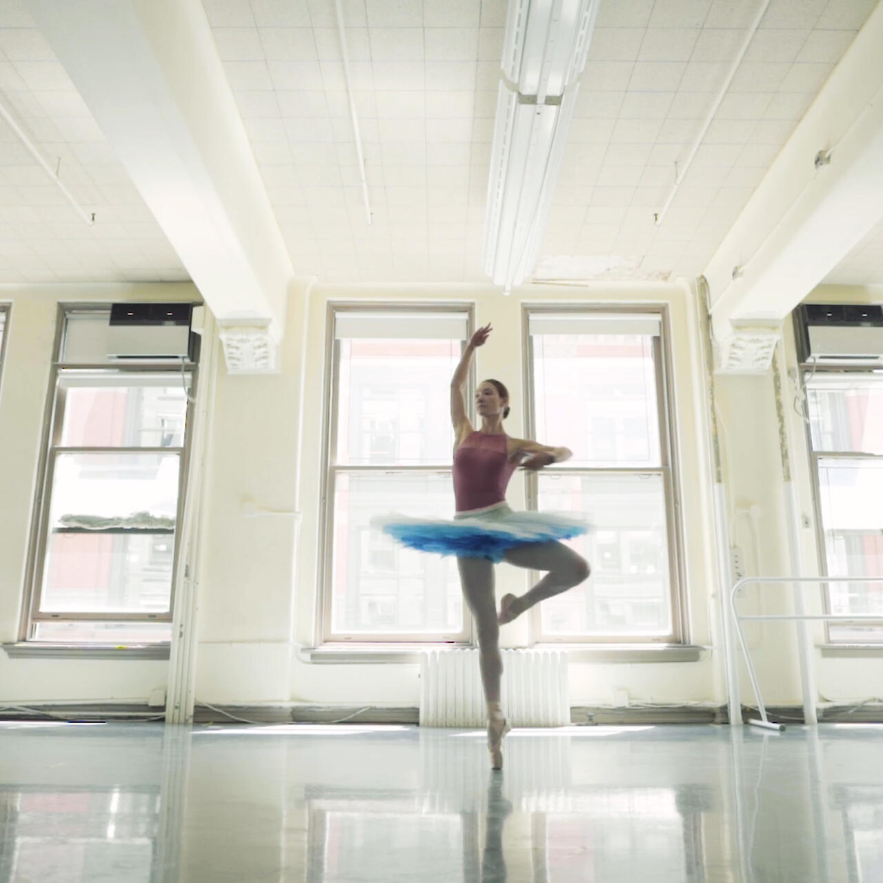 Ballerinan Christine Shevchenko tränar i sin dansstudio